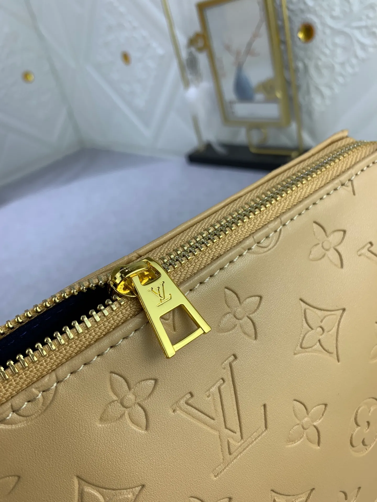 All categories Official website "Brand Women's Bags" Women's Bags 💙 LV Coussin BB handbags made a splash at the 2021 spring and summer fashion show. Monogram embossed puffy sheepskin creates a pillow-shaped structure that brings an edgy edge to a simple design. It can be worn cross-body using the shoulder strap or transformed into a chain baguette bag, or can be carried under the arm. Detailed features 20 x 16