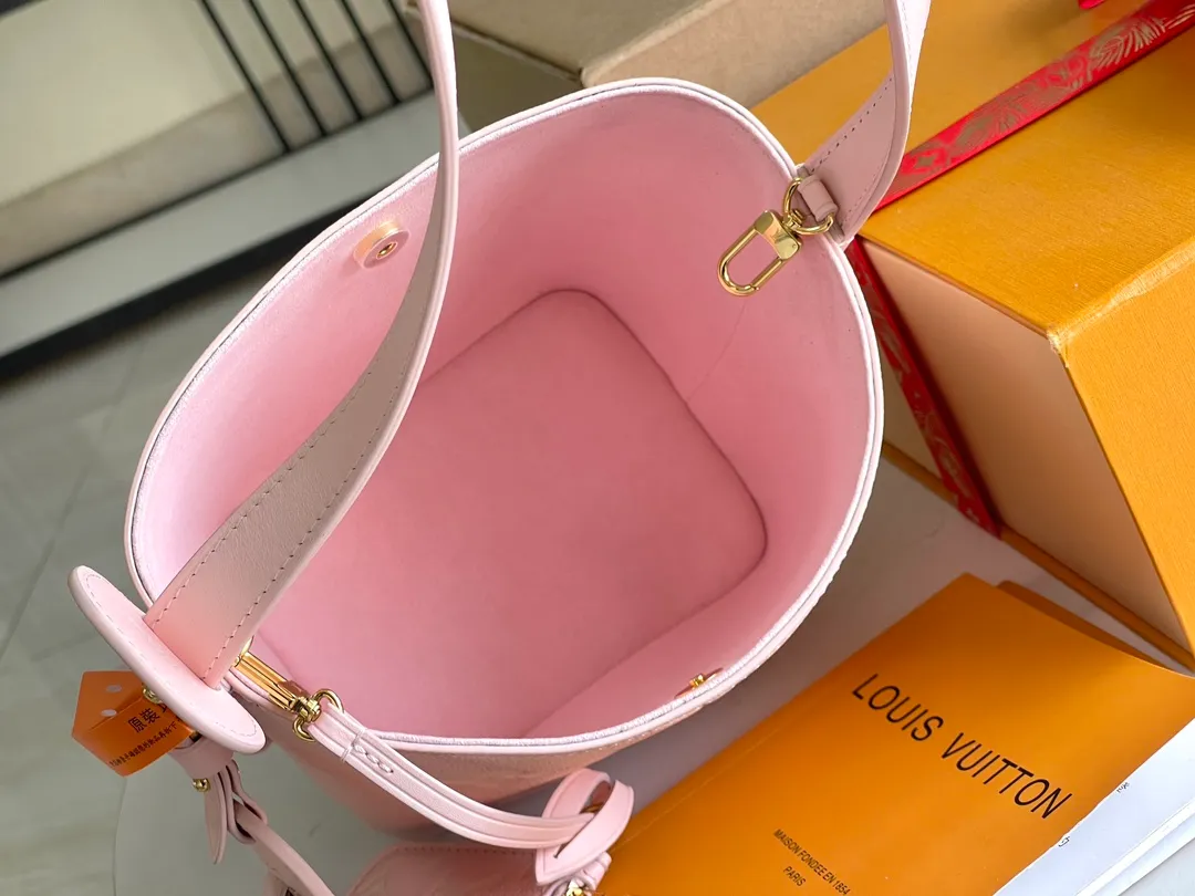 All Categories 💚 Authentic Grade Bags 💚 LV 2026 New LV Top Replica Crossbody Shoulder Bag