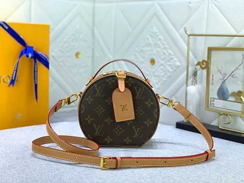 All Categories Official Website "Brand Women's Bags" Women's Bags 💙 LV upgraded original large size [Mini Boite Chapeaux Handbag] Round cake bag, a perfect replacement for hard round cakes, and more delicate than soft round cakes. This new round cake is particularly beautiful, and can also be used as a waist bag. It is super beautiful. Size: 17×15×7.5