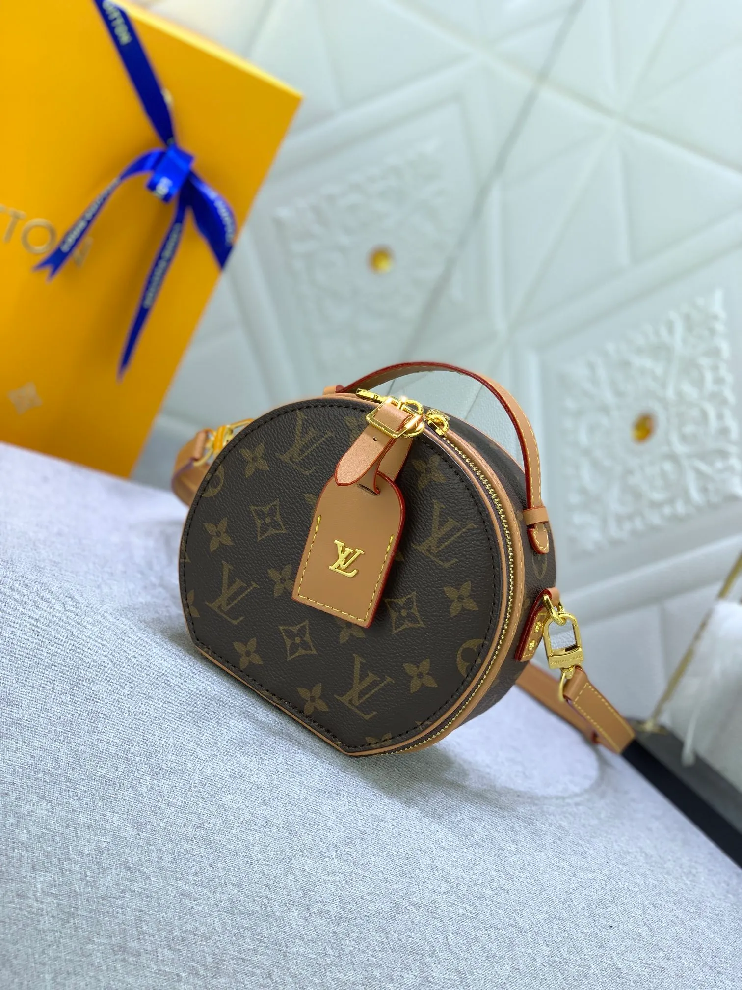 All Categories Official Website "Brand Women's Bags" Women's Bags 💙 LV upgraded original large size [Mini Boite Chapeaux Handbag] Round cake bag, a perfect replacement for hard round cakes, and more delicate than soft round cakes. This new round cake is particularly beautiful, and can also be used as a waist bag. It is super beautiful. Size: 17×15×7.5