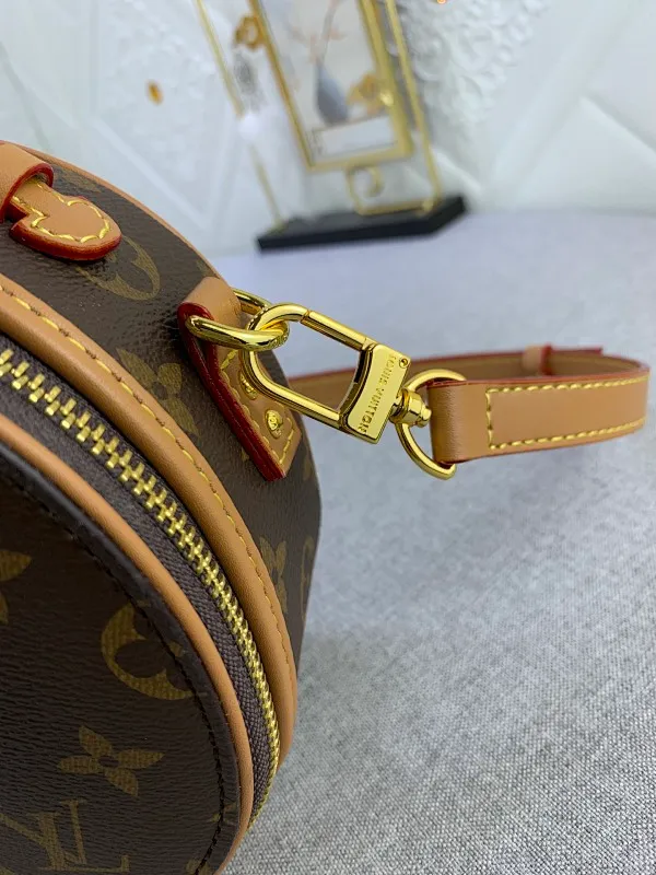 All Categories Official Website "Brand Women's Bags" Women's Bags 💙 LV upgraded original large size [Mini Boite Chapeaux Handbag] Round cake bag, a perfect replacement for hard round cakes, and more delicate than soft round cakes. This new round cake is particularly beautiful, and can also be used as a waist bag. It is super beautiful. Size: 17×15×7.5