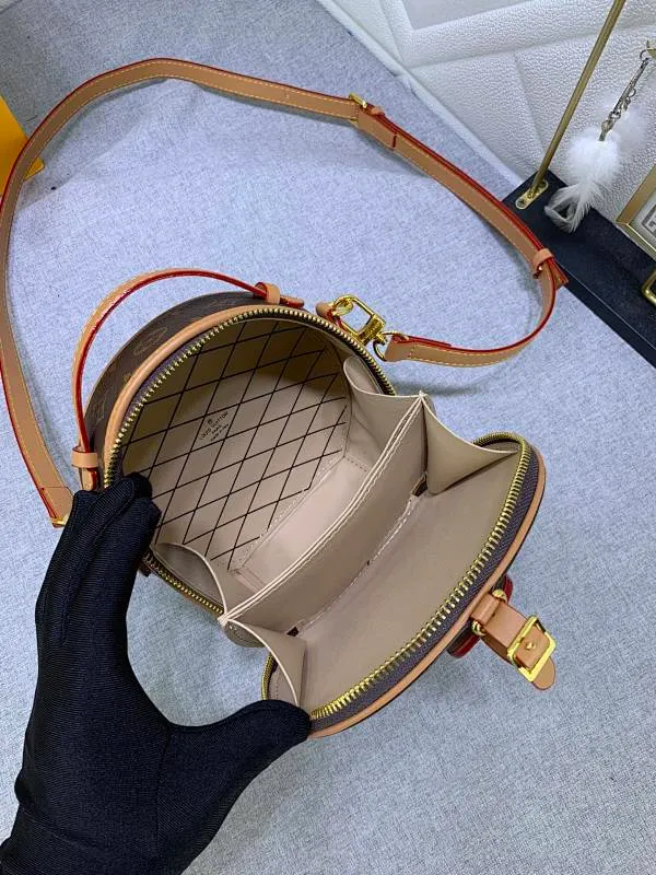 All Categories Official Website "Brand Women's Bags" Women's Bags 💙 LV upgraded original large size [Mini Boite Chapeaux Handbag] Round cake bag, a perfect replacement for hard round cakes, and more delicate than soft round cakes. This new round cake is particularly beautiful, and can also be used as a waist bag. It is super beautiful. Size: 17×15×7.5
