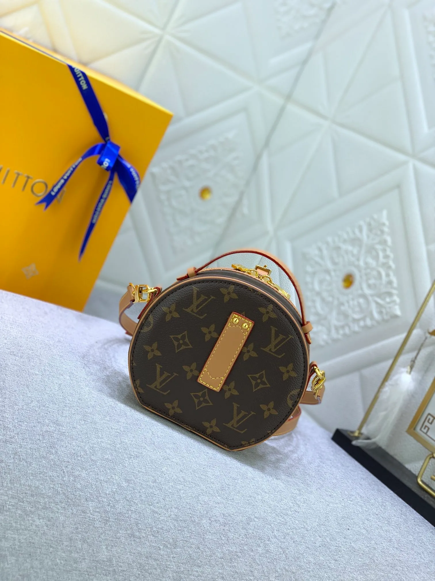 All Categories Official Website "Brand Women's Bags" Women's Bags 💙 LV upgraded original large size [Mini Boite Chapeaux Handbag] Round cake bag, a perfect replacement for hard round cakes, and more delicate than soft round cakes. This new round cake is particularly beautiful, and can also be used as a waist bag. It is super beautiful. Size: 17×15×7.5
