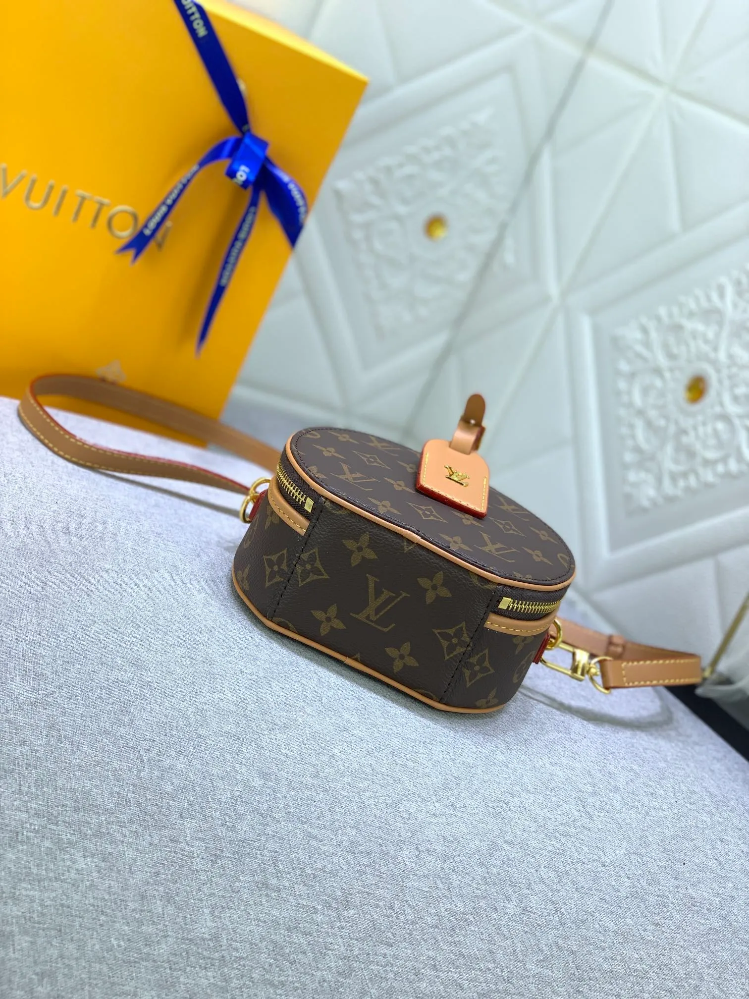All Categories Official Website "Brand Women's Bags" Women's Bags 💙 LV upgraded original large size [Mini Boite Chapeaux Handbag] Round cake bag, a perfect replacement for hard round cakes, and more delicate than soft round cakes. This new round cake is particularly beautiful, and can also be used as a waist bag. It is super beautiful. Size: 17×15×7.5