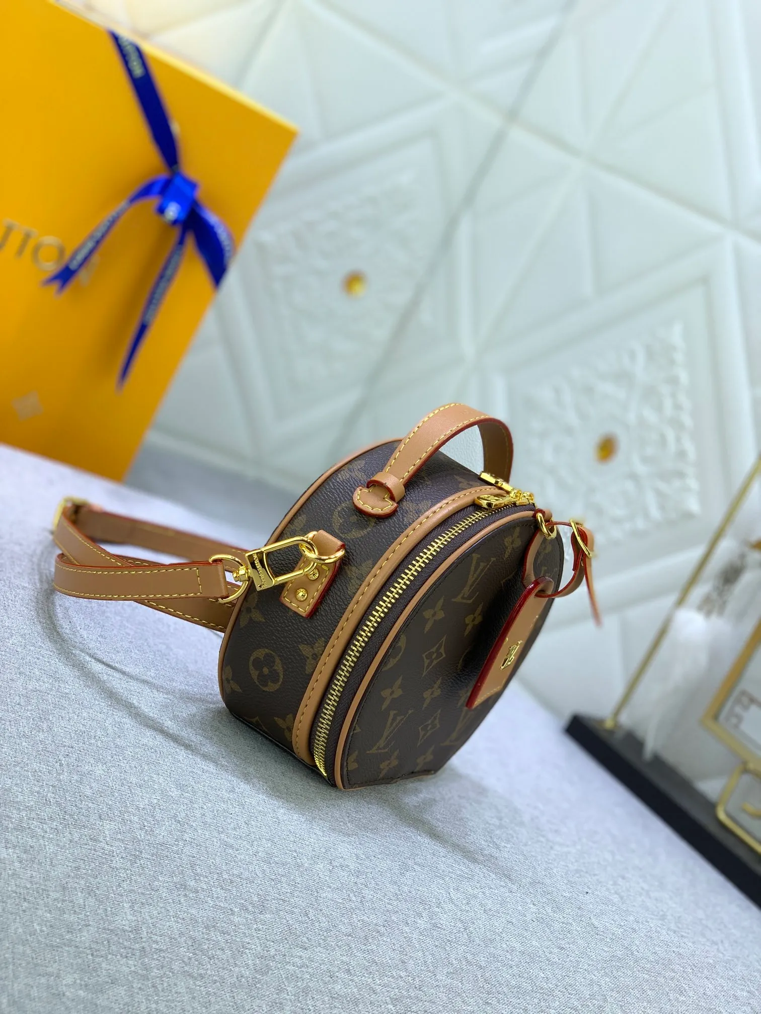 All Categories Official Website "Brand Women's Bags" Women's Bags 💙 LV upgraded original large size [Mini Boite Chapeaux Handbag] Round cake bag, a perfect replacement for hard round cakes, and more delicate than soft round cakes. This new round cake is particularly beautiful, and can also be used as a waist bag. It is super beautiful. Size: 17×15×7.5