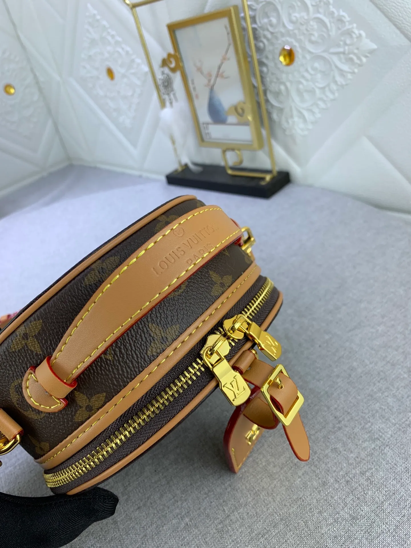 All Categories Official Website "Brand Women's Bags" Women's Bags 💙 LV upgraded original large size [Mini Boite Chapeaux Handbag] Round cake bag, a perfect replacement for hard round cakes, and more delicate than soft round cakes. This new round cake is particularly beautiful, and can also be used as a waist bag. It is super beautiful. Size: 17×15×7.5