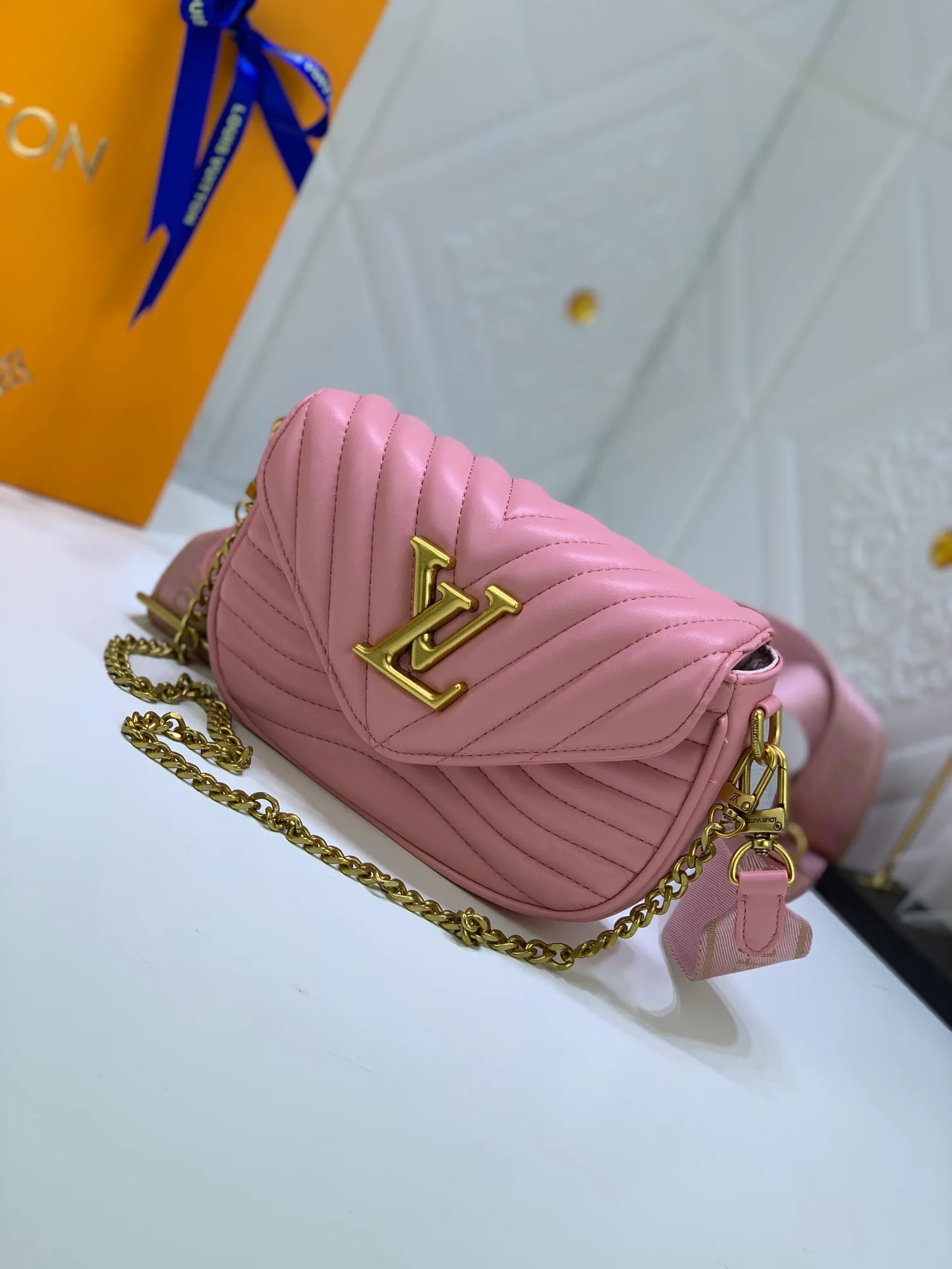 All Categories Official Website "Brand Women's Bags" Women's Bags 💙 LV Upgraded Original Multi Pochette New Wave handbags are made of smooth and soft quilted calf leather, dynamic design, adjustable shoulder straps, distressed gold metal accessories, bronze gold chain inscriptions and striped jacquard shoulder straps, etc. Provide multiple carrying methods, the coin-shaped round bag on the shoulder strap can be