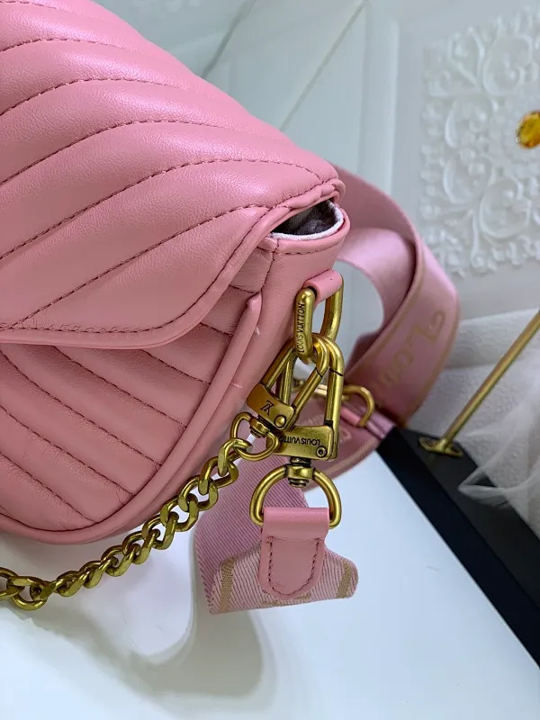 All Categories Official Website "Brand Women's Bags" Women's Bags 💙 LV Upgraded Original Multi Pochette New Wave handbags are made of smooth and soft quilted calf leather, dynamic design, adjustable shoulder straps, distressed gold metal accessories, bronze gold chain inscriptions and striped jacquard shoulder straps, etc. Provide multiple carrying methods, the coin-shaped round bag on the shoulder strap can be
