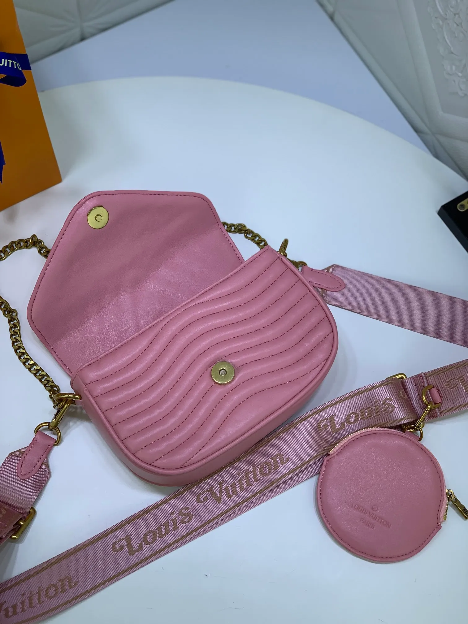 All Categories Official Website "Brand Women's Bags" Women's Bags 💙 LV Upgraded Original Multi Pochette New Wave handbags are made of smooth and soft quilted calf leather, dynamic design, adjustable shoulder straps, distressed gold metal accessories, bronze gold chain inscriptions and striped jacquard shoulder straps, etc. Provide multiple carrying methods, the coin-shaped round bag on the shoulder strap can be