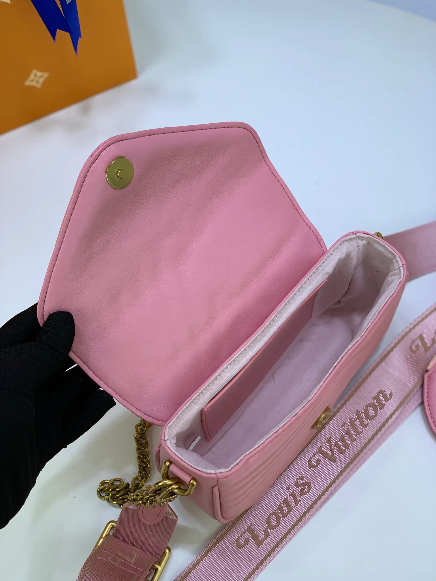 All Categories Official Website "Brand Women's Bags" Women's Bags 💙 LV Upgraded Original Multi Pochette New Wave handbags are made of smooth and soft quilted calf leather, dynamic design, adjustable shoulder straps, distressed gold metal accessories, bronze gold chain inscriptions and striped jacquard shoulder straps, etc. Provide multiple carrying methods, the coin-shaped round bag on the shoulder strap can be