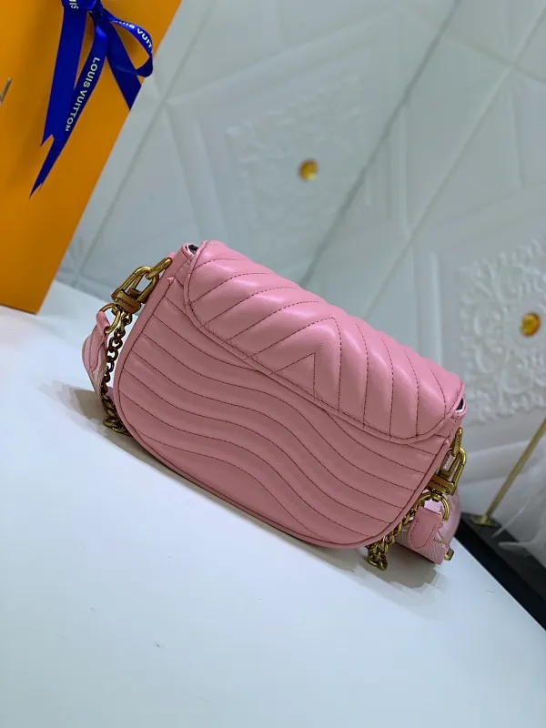 All Categories Official Website "Brand Women's Bags" Women's Bags 💙 LV Upgraded Original Multi Pochette New Wave handbags are made of smooth and soft quilted calf leather, dynamic design, adjustable shoulder straps, distressed gold metal accessories, bronze gold chain inscriptions and striped jacquard shoulder straps, etc. Provide multiple carrying methods, the coin-shaped round bag on the shoulder strap can be