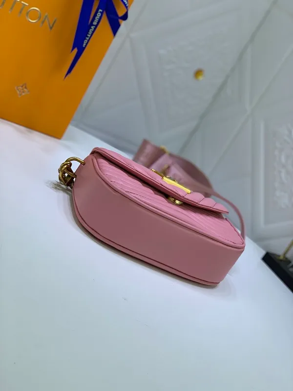 All Categories Official Website "Brand Women's Bags" Women's Bags 💙 LV Upgraded Original Multi Pochette New Wave handbags are made of smooth and soft quilted calf leather, dynamic design, adjustable shoulder straps, distressed gold metal accessories, bronze gold chain inscriptions and striped jacquard shoulder straps, etc. Provide multiple carrying methods, the coin-shaped round bag on the shoulder strap can be
