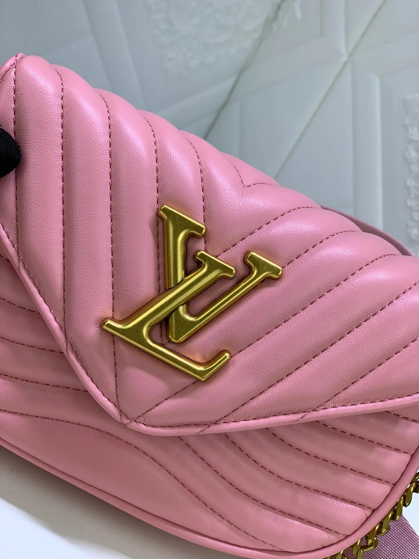 All Categories Official Website "Brand Women's Bags" Women's Bags 💙 LV Upgraded Original Multi Pochette New Wave handbags are made of smooth and soft quilted calf leather, dynamic design, adjustable shoulder straps, distressed gold metal accessories, bronze gold chain inscriptions and striped jacquard shoulder straps, etc. Provide multiple carrying methods, the coin-shaped round bag on the shoulder strap can be