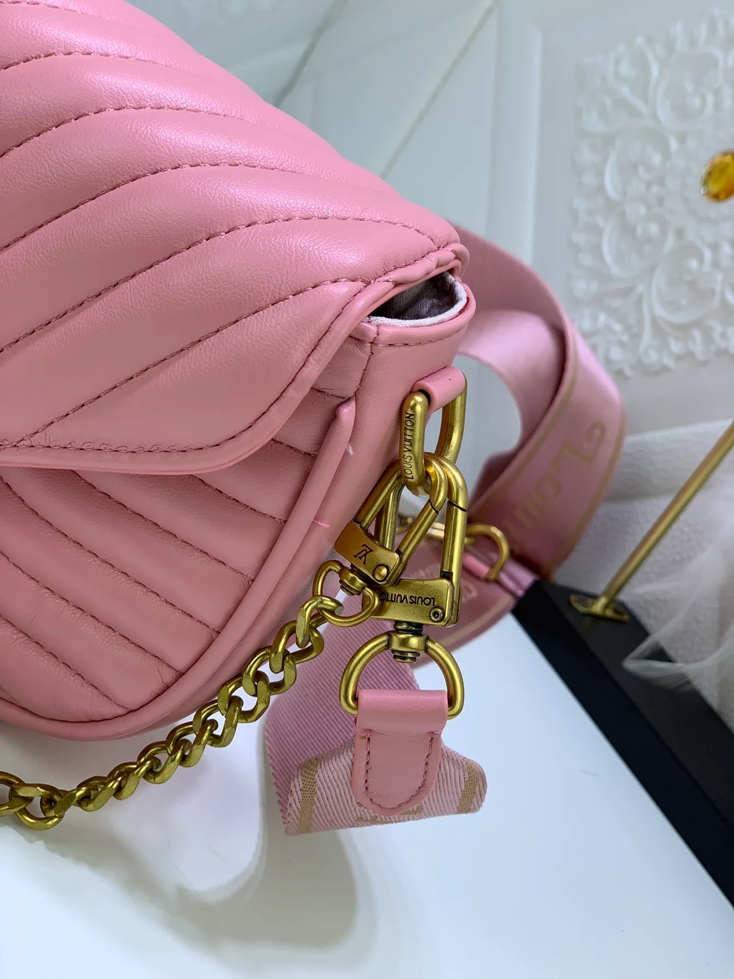 All Categories Official Website "Brand Women's Bags" Women's Bags 💙 LV Upgraded Original Multi Pochette New Wave handbags are made of smooth and soft quilted calf leather, dynamic design, adjustable shoulder straps, distressed gold metal accessories, bronze gold chain inscriptions and striped jacquard shoulder straps, etc. Provide multiple carrying methods, the coin-shaped round bag on the shoulder strap can be