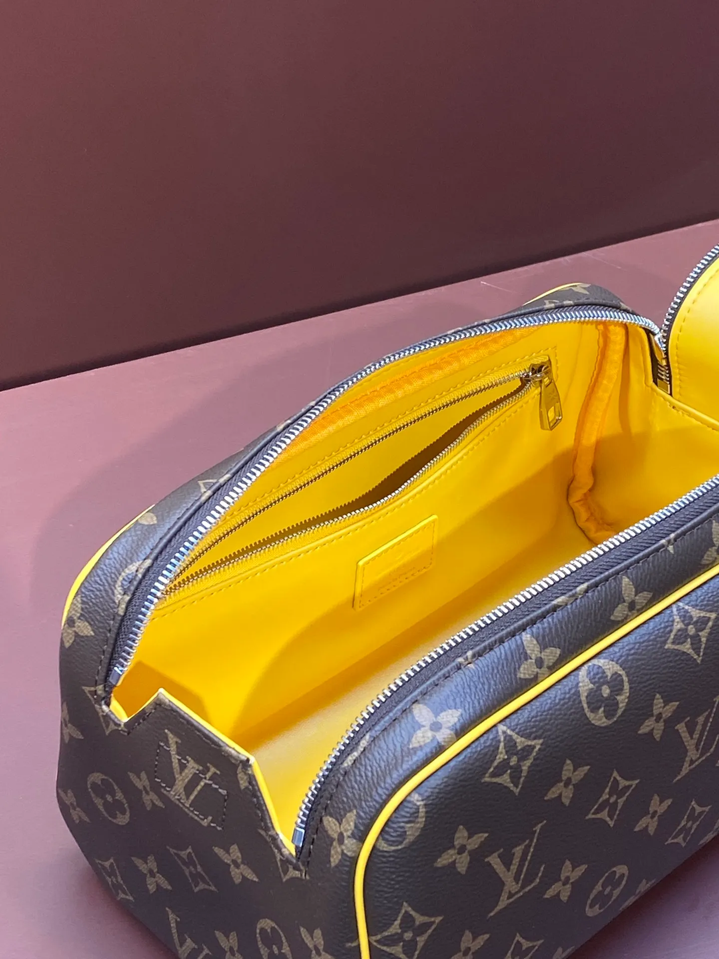 All categories Official website "Brand Women's Bags" Women's Bags 💙 LV 2025 new LV toiletry bag