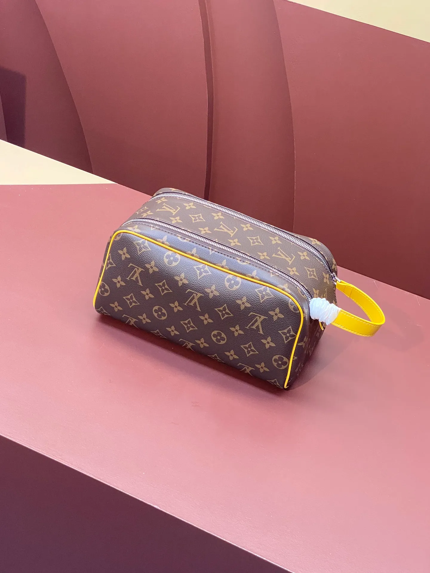 All categories Official website "Brand Women's Bags" Women's Bags 💙 LV 2025 new LV toiletry bag