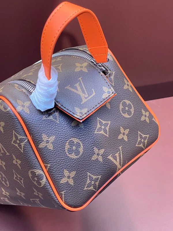 All categories Official website "Brand Women's Bags" Women's Bags 💙 LV 2025 new LV toiletry bag