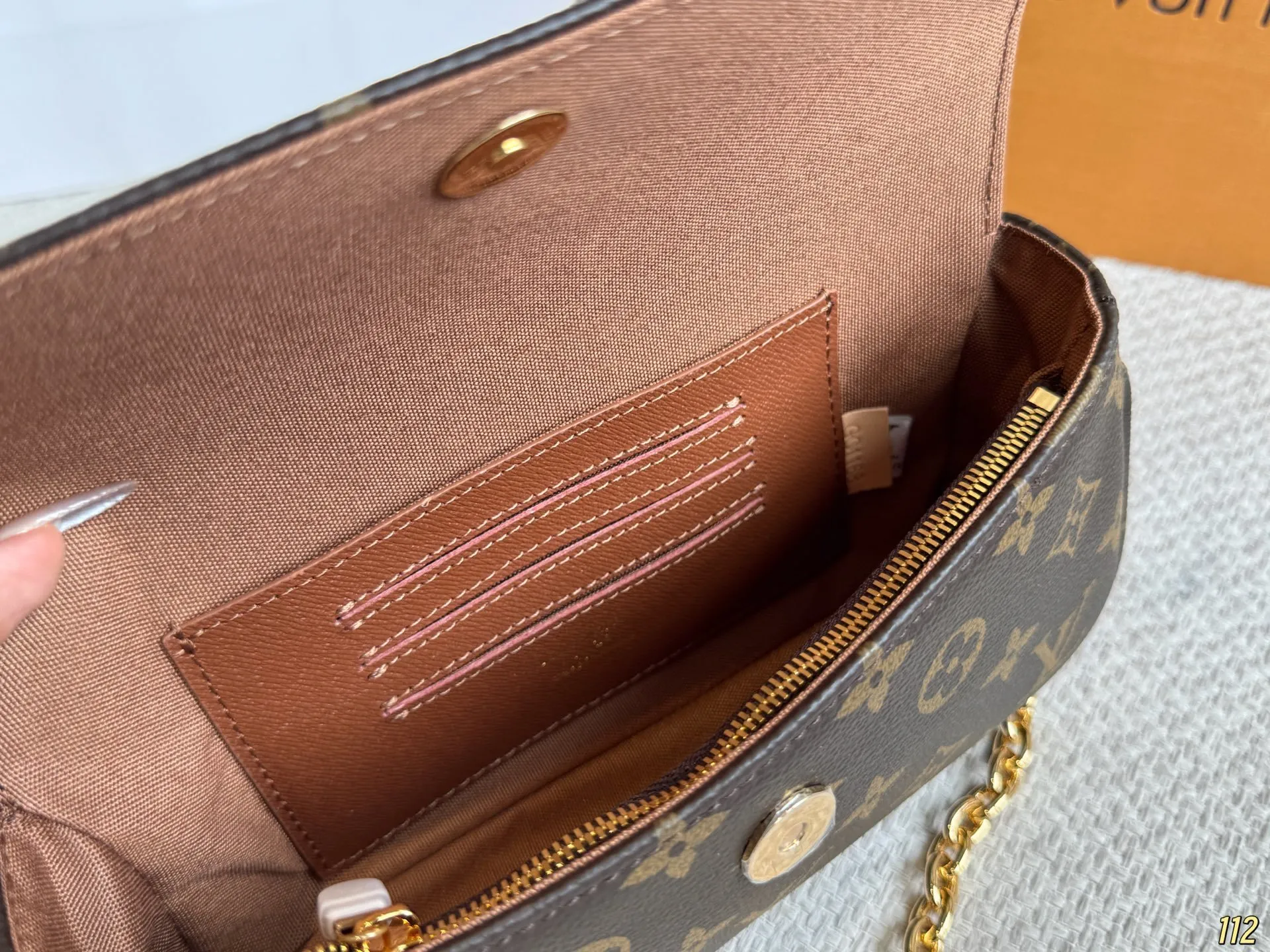 All categories Official website "Brand Women's Bags" Women's Bags 💙 LV 2025 new LV armpit bag