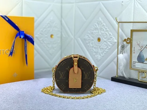 All Categories Official Website "Brand Women's Bags" Women's Bags 💙 LV MMmini Boite Chapeau handbag is made of Monogram coated canvas and decorated with Malletage quilted lining, paying tribute to the brand's traditional details. The zip opens to reveal a sophisticated interior with a large accordion compartment. Detachable shoulder strap allows for a shoulder-wearing experience. size