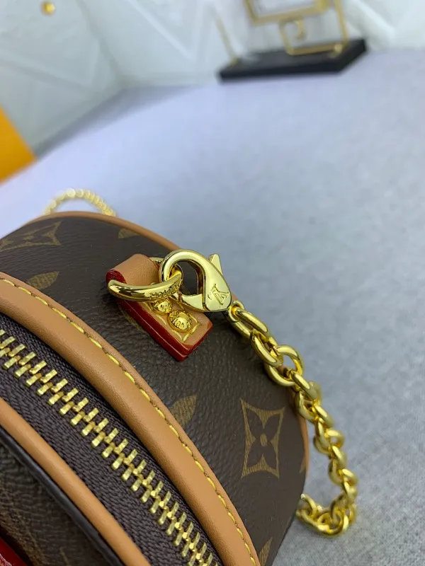 All Categories Official Website "Brand Women's Bags" Women's Bags 💙 LV MMmini Boite Chapeau handbag is made of Monogram coated canvas and decorated with Malletage quilted lining, paying tribute to the brand's traditional details. The zip opens to reveal a sophisticated interior with a large accordion compartment. Detachable shoulder strap allows for a shoulder-wearing experience. size
