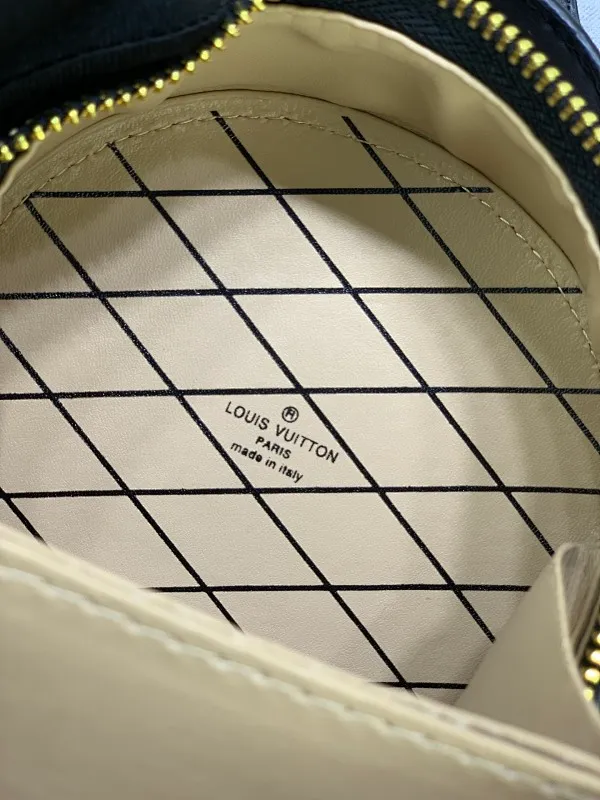 All Categories Official Website "Brand Women's Bags" Women's Bags 💙 LV MMmini Boite Chapeau handbag is made of Monogram coated canvas and decorated with Malletage quilted lining, paying tribute to the brand's traditional details. The zip opens to reveal a sophisticated interior with a large accordion compartment. Detachable shoulder strap allows for a shoulder-wearing experience. size