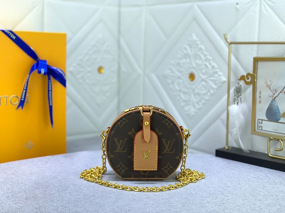 All Categories Official Website "Brand Women's Bags" Women's Bags 💙 LV MMmini Boite Chapeau handbag is made of Monogram coated canvas and decorated with Malletage quilted lining, paying tribute to the brand's traditional details. The zip opens to reveal a sophisticated interior with a large accordion compartment. Detachable shoulder strap allows for a shoulder-wearing experience. size