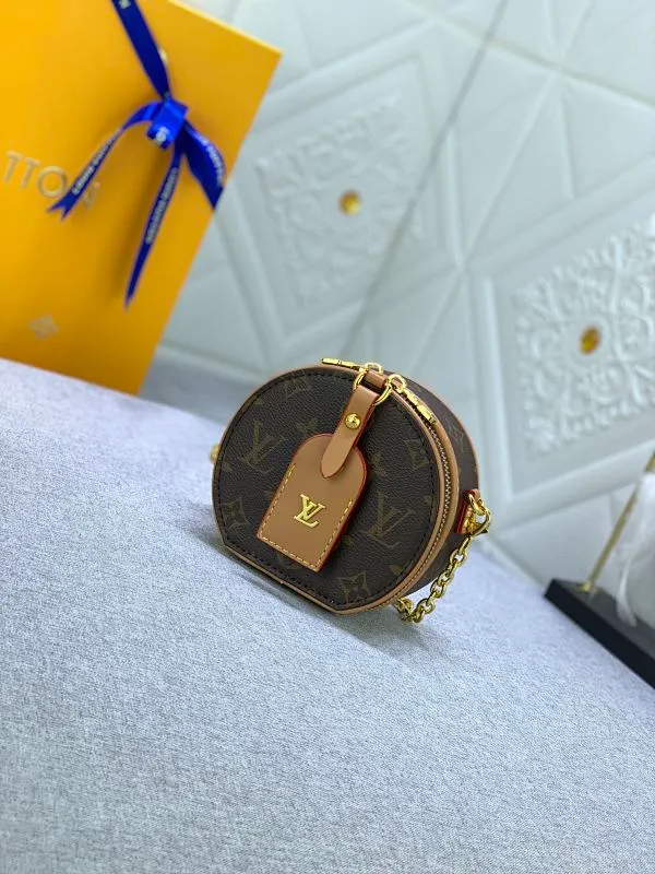 All Categories Official Website "Brand Women's Bags" Women's Bags 💙 LV MMmini Boite Chapeau handbag is made of Monogram coated canvas and decorated with Malletage quilted lining, paying tribute to the brand's traditional details. The zip opens to reveal a sophisticated interior with a large accordion compartment. Detachable shoulder strap allows for a shoulder-wearing experience. size