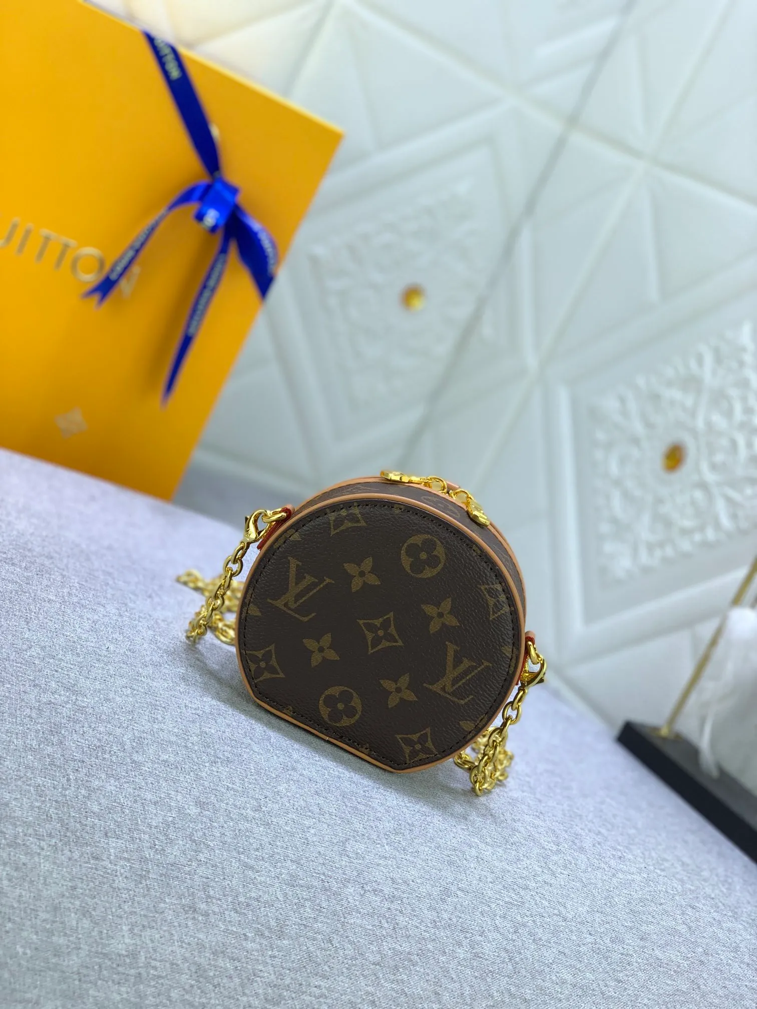 All Categories Official Website "Brand Women's Bags" Women's Bags 💙 LV MMmini Boite Chapeau handbag is made of Monogram coated canvas and decorated with Malletage quilted lining, paying tribute to the brand's traditional details. The zip opens to reveal a sophisticated interior with a large accordion compartment. Detachable shoulder strap allows for a shoulder-wearing experience. size