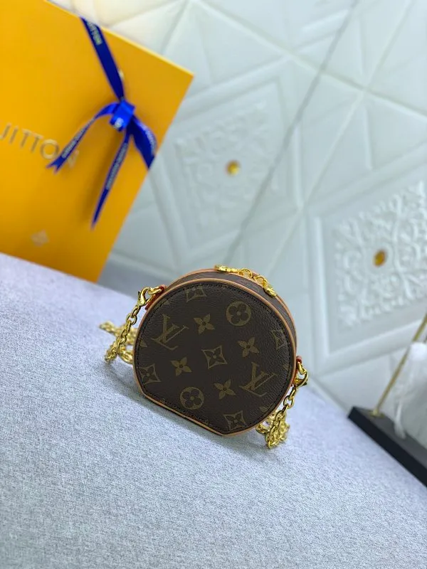 All Categories Official Website "Brand Women's Bags" Women's Bags 💙 LV MMmini Boite Chapeau handbag is made of Monogram coated canvas and decorated with Malletage quilted lining, paying tribute to the brand's traditional details. The zip opens to reveal a sophisticated interior with a large accordion compartment. Detachable shoulder strap allows for a shoulder-wearing experience. size