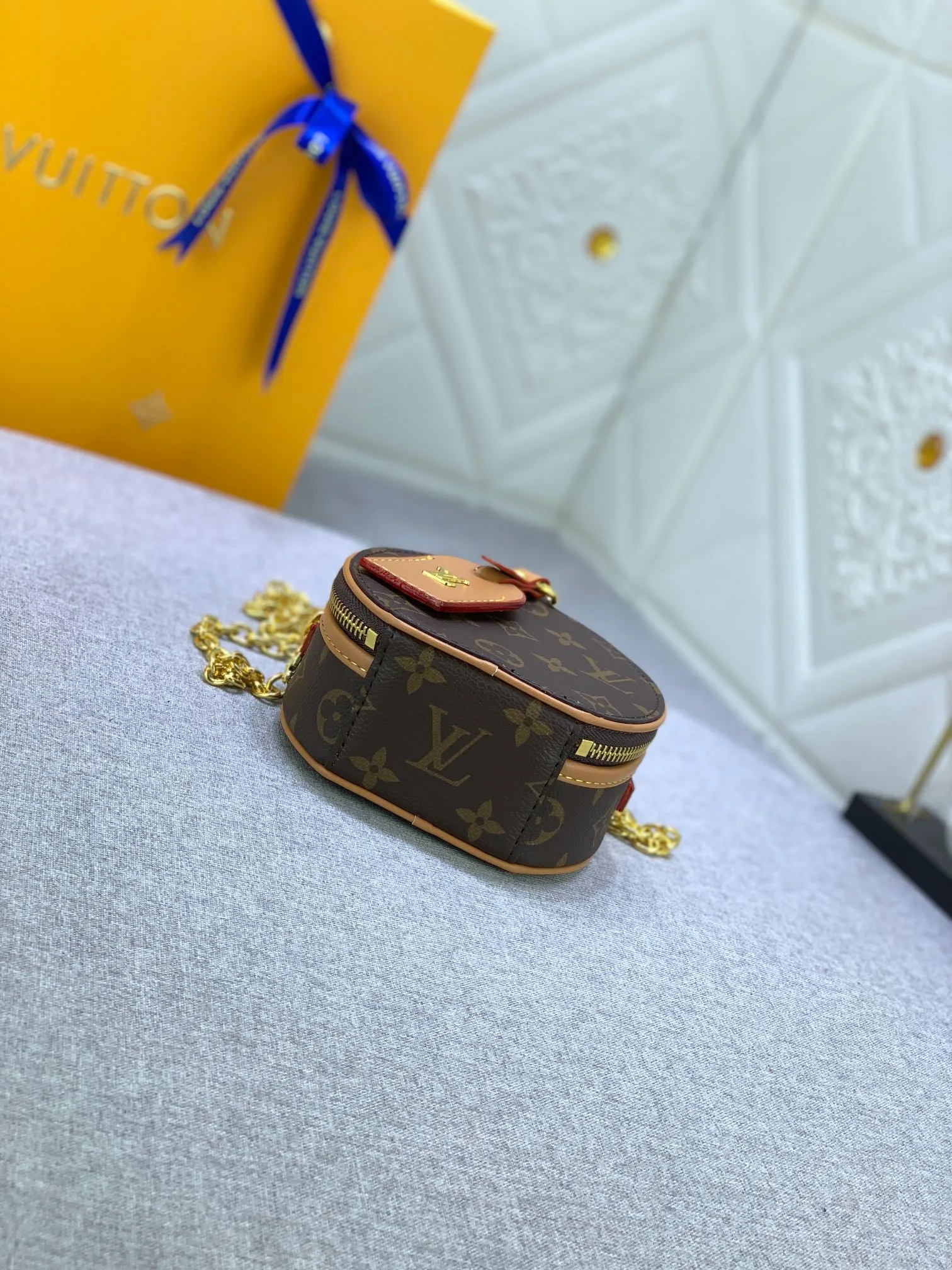 All Categories Official Website "Brand Women's Bags" Women's Bags 💙 LV MMmini Boite Chapeau handbag is made of Monogram coated canvas and decorated with Malletage quilted lining, paying tribute to the brand's traditional details. The zip opens to reveal a sophisticated interior with a large accordion compartment. Detachable shoulder strap allows for a shoulder-wearing experience. size