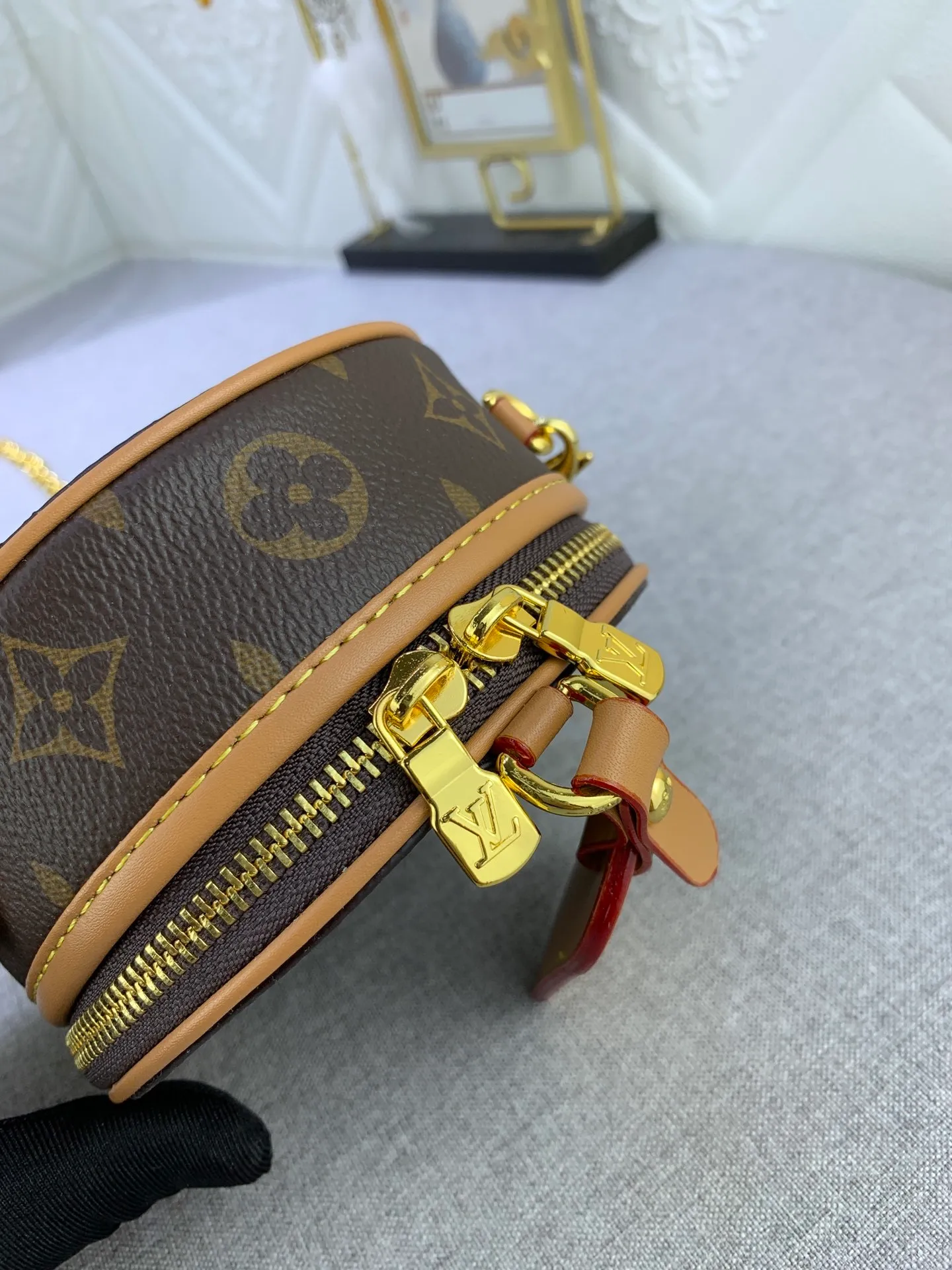 All Categories Official Website "Brand Women's Bags" Women's Bags 💙 LV MMmini Boite Chapeau handbag is made of Monogram coated canvas and decorated with Malletage quilted lining, paying tribute to the brand's traditional details. The zip opens to reveal a sophisticated interior with a large accordion compartment. Detachable shoulder strap allows for a shoulder-wearing experience. size