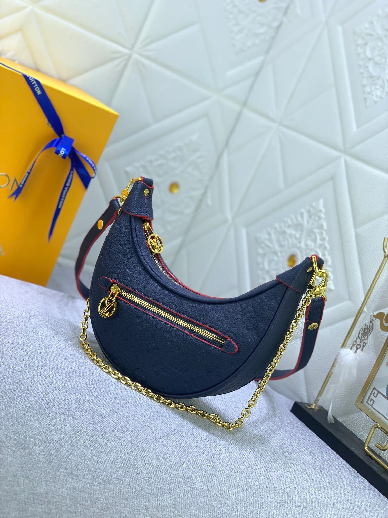 All Categories Official Website "Brand Women's Bags" Women's Bags 💙 LV Upgraded Original ⭐️New Embossed Moon Bag Latest Single Product Moon Bag! Nicolas Ghesquière traces its origins to the Croissant handbag in the Louis Vuitton archives and launches the Loop half-moon baguette bag in the 2022 early spring series. Compact structure fits the body