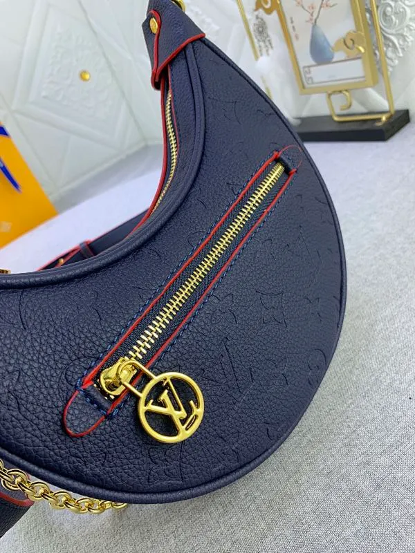 All Categories Official Website "Brand Women's Bags" Women's Bags 💙 LV Upgraded Original ⭐️New Embossed Moon Bag Latest Single Product Moon Bag! Nicolas Ghesquière traces its origins to the Croissant handbag in the Louis Vuitton archives and launches the Loop half-moon baguette bag in the 2022 early spring series. Compact structure fits the body