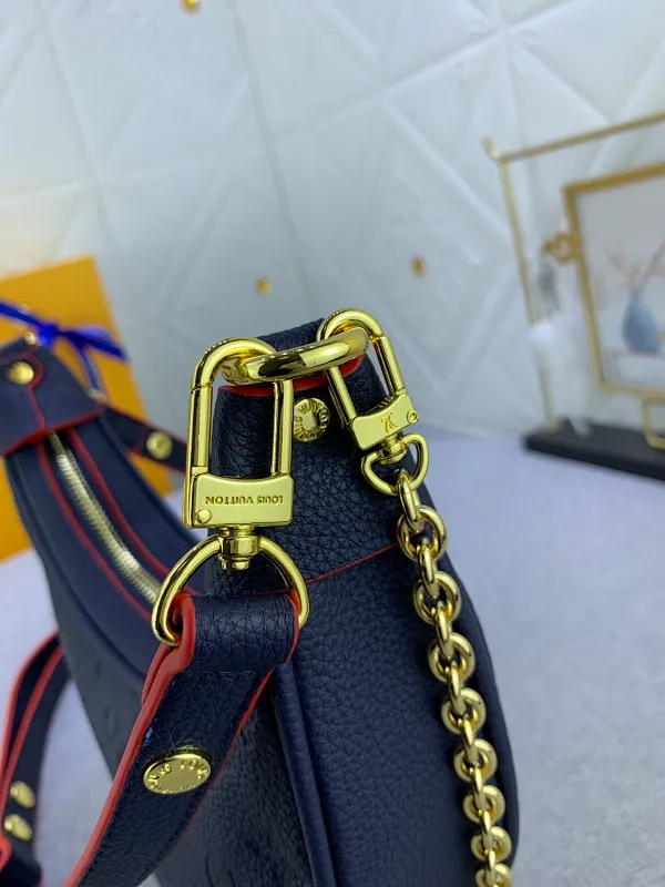 All Categories Official Website "Brand Women's Bags" Women's Bags 💙 LV Upgraded Original ⭐️New Embossed Moon Bag Latest Single Product Moon Bag! Nicolas Ghesquière traces its origins to the Croissant handbag in the Louis Vuitton archives and launches the Loop half-moon baguette bag in the 2022 early spring series. Compact structure fits the body