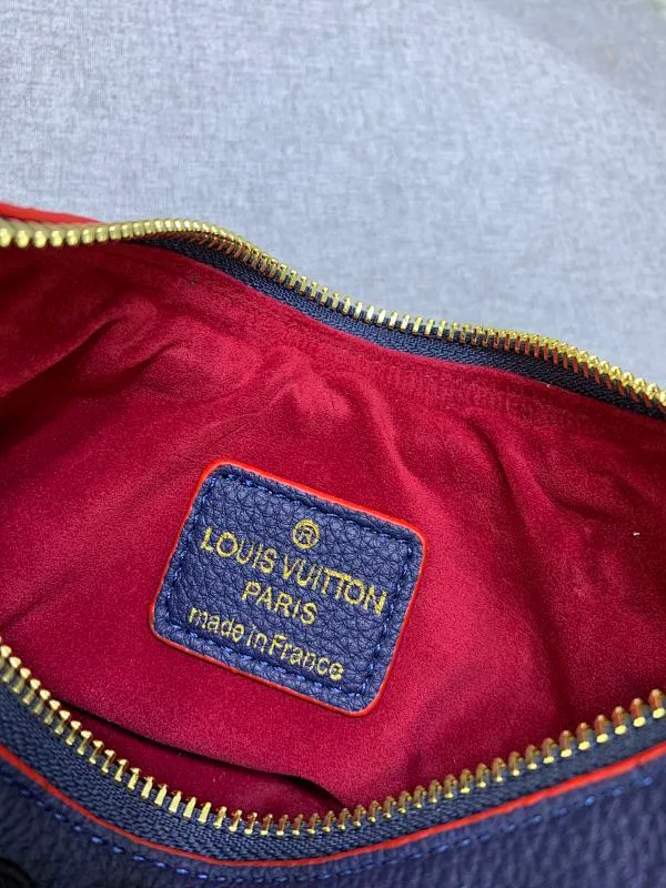 All Categories Official Website "Brand Women's Bags" Women's Bags 💙 LV Upgraded Original ⭐️New Embossed Moon Bag Latest Single Product Moon Bag! Nicolas Ghesquière traces its origins to the Croissant handbag in the Louis Vuitton archives and launches the Loop half-moon baguette bag in the 2022 early spring series. Compact structure fits the body