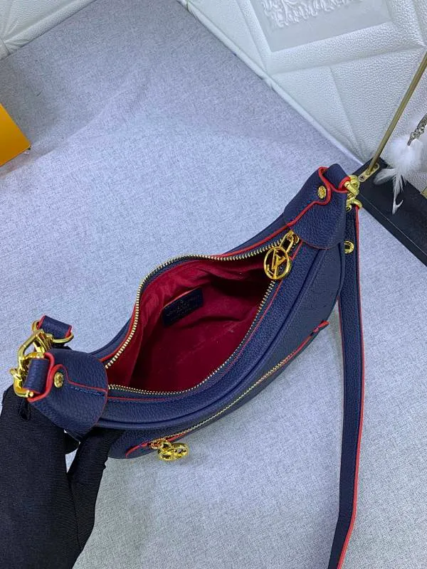 All Categories Official Website "Brand Women's Bags" Women's Bags 💙 LV Upgraded Original ⭐️New Embossed Moon Bag Latest Single Product Moon Bag! Nicolas Ghesquière traces its origins to the Croissant handbag in the Louis Vuitton archives and launches the Loop half-moon baguette bag in the 2022 early spring series. Compact structure fits the body