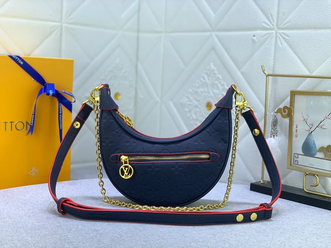 All Categories Official Website "Brand Women's Bags" Women's Bags 💙 LV Upgraded Original ⭐️New Embossed Moon Bag Latest Single Product Moon Bag! Nicolas Ghesquière traces its origins to the Croissant handbag in the Louis Vuitton archives and launches the Loop half-moon baguette bag in the 2022 early spring series. Compact structure fits the body