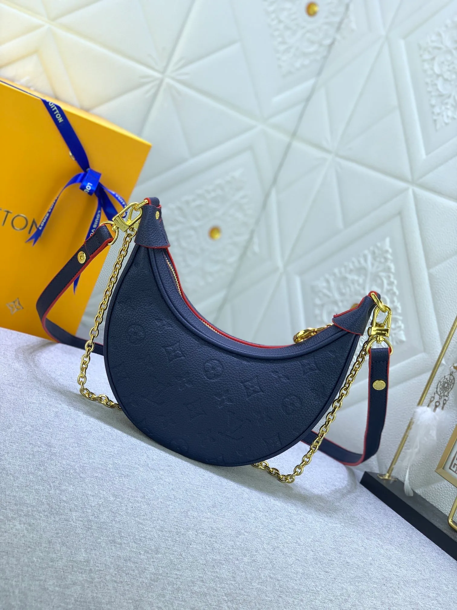 All Categories Official Website "Brand Women's Bags" Women's Bags 💙 LV Upgraded Original ⭐️New Embossed Moon Bag Latest Single Product Moon Bag! Nicolas Ghesquière traces its origins to the Croissant handbag in the Louis Vuitton archives and launches the Loop half-moon baguette bag in the 2022 early spring series. Compact structure fits the body