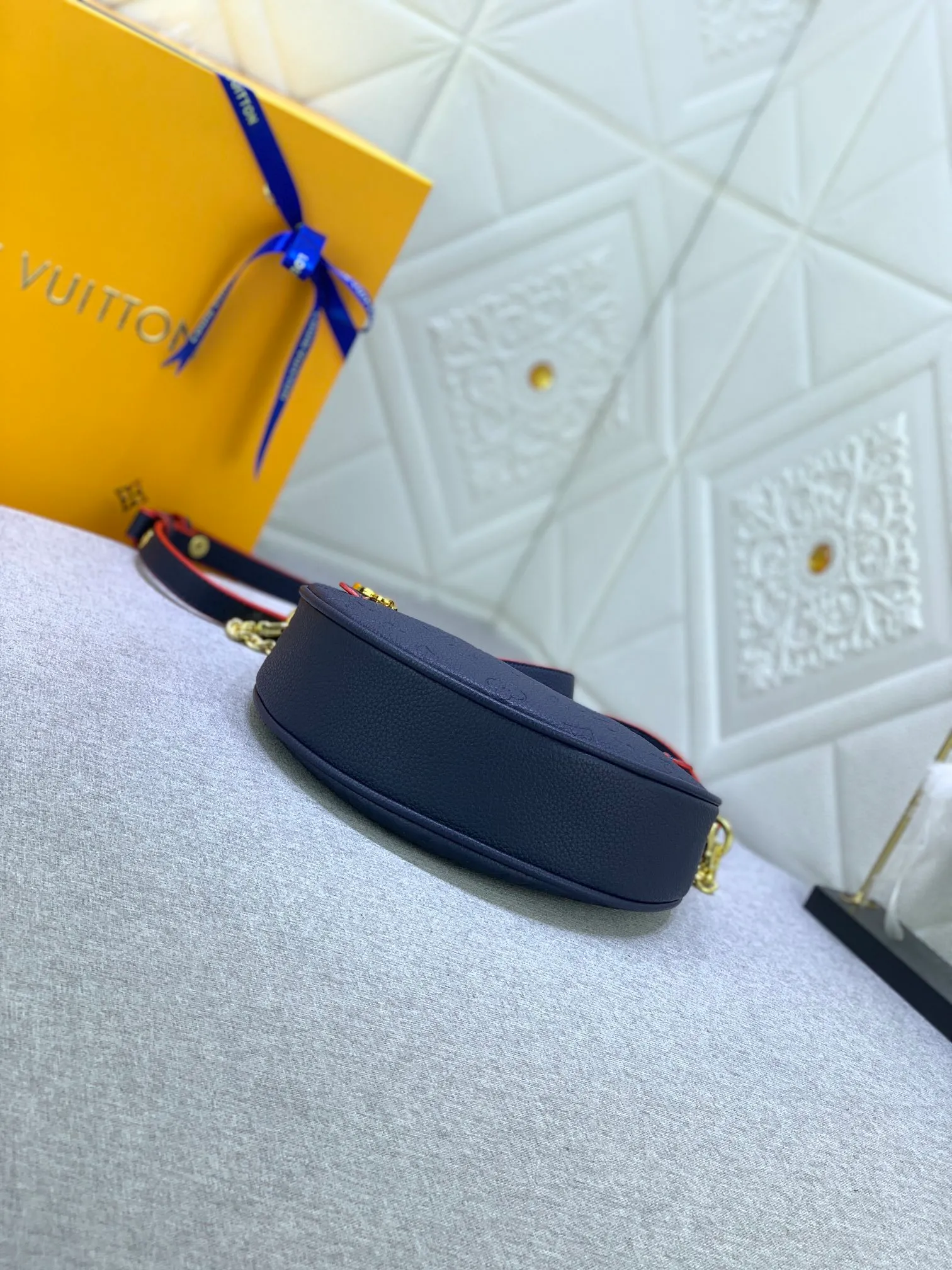 All Categories Official Website "Brand Women's Bags" Women's Bags 💙 LV Upgraded Original ⭐️New Embossed Moon Bag Latest Single Product Moon Bag! Nicolas Ghesquière traces its origins to the Croissant handbag in the Louis Vuitton archives and launches the Loop half-moon baguette bag in the 2022 early spring series. Compact structure fits the body
