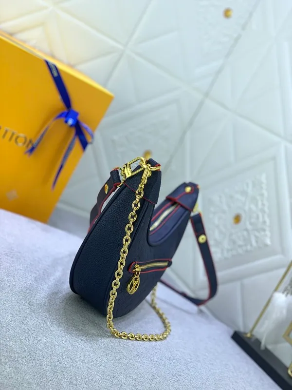 All Categories Official Website "Brand Women's Bags" Women's Bags 💙 LV Upgraded Original ⭐️New Embossed Moon Bag Latest Single Product Moon Bag! Nicolas Ghesquière traces its origins to the Croissant handbag in the Louis Vuitton archives and launches the Loop half-moon baguette bag in the 2022 early spring series. Compact structure fits the body