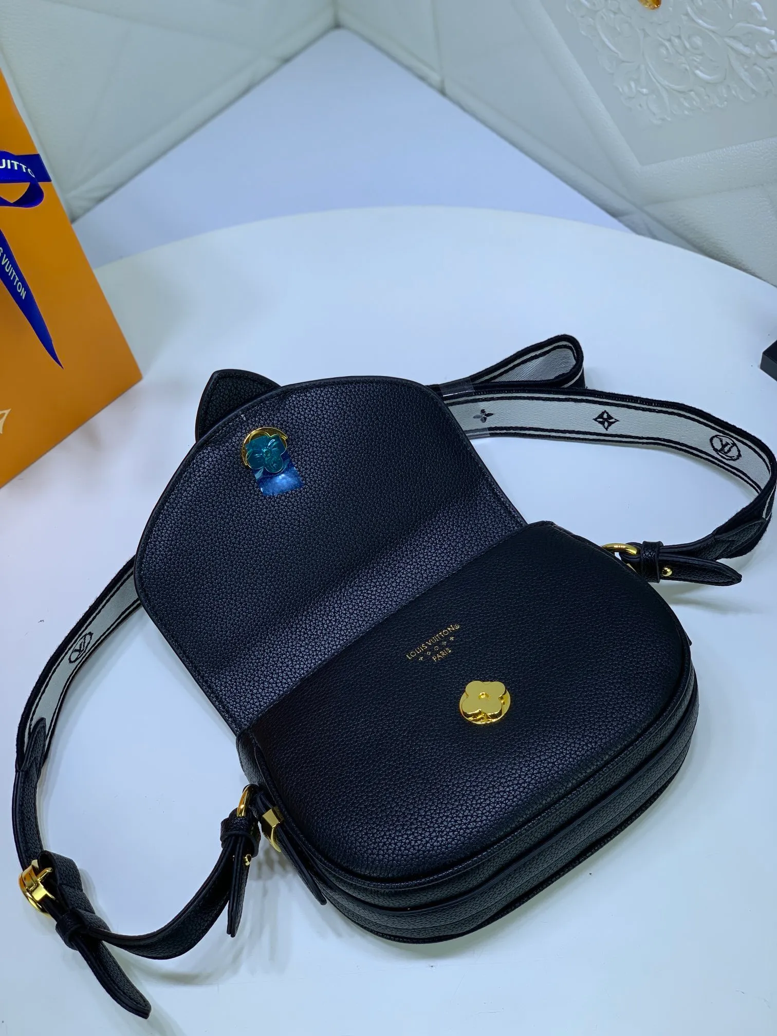 All Categories Official Website "Brand Women's Bags" Women's Bags 💙 LV Pont9 pebbled messenger bag. Handbags LV Pont 9 Soft handbag is made of grained calfskin and injects an elegant atmosphere with the LV Circle logo derived from the brand archives. Monogram flower cluster hidden under the flap, Monogram flower on the shoulder