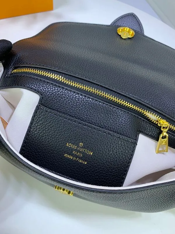 All Categories Official Website "Brand Women's Bags" Women's Bags 💙 LV Pont9 pebbled messenger bag. Handbags LV Pont 9 Soft handbag is made of grained calfskin and injects an elegant atmosphere with the LV Circle logo derived from the brand archives. Monogram flower cluster hidden under the flap, Monogram flower on the shoulder