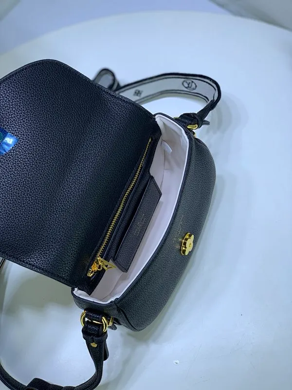 All Categories Official Website "Brand Women's Bags" Women's Bags 💙 LV Pont9 pebbled messenger bag. Handbags LV Pont 9 Soft handbag is made of grained calfskin and injects an elegant atmosphere with the LV Circle logo derived from the brand archives. Monogram flower cluster hidden under the flap, Monogram flower on the shoulder