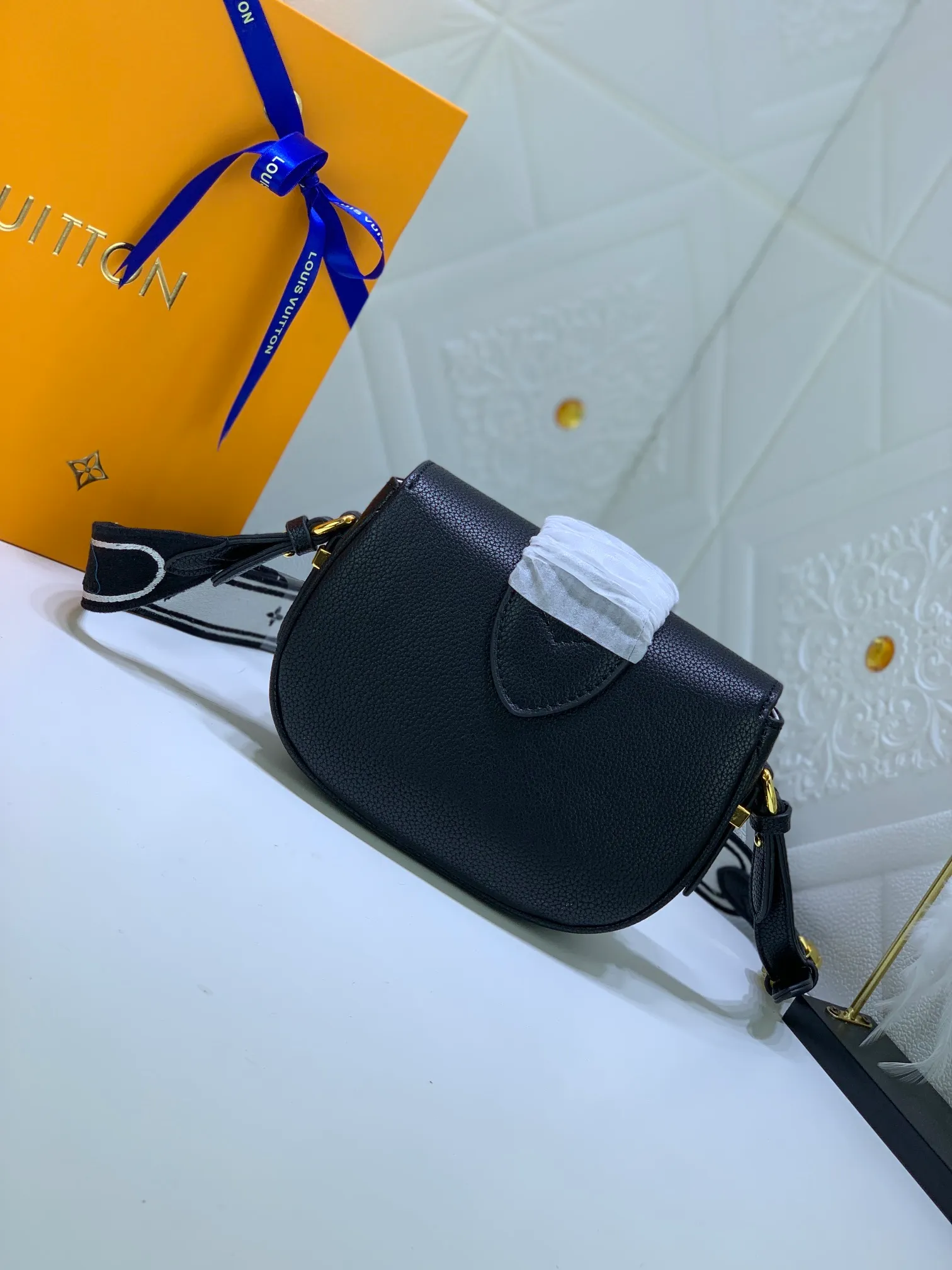 All Categories Official Website "Brand Women's Bags" Women's Bags 💙 LV Pont9 pebbled messenger bag. Handbags LV Pont 9 Soft handbag is made of grained calfskin and injects an elegant atmosphere with the LV Circle logo derived from the brand archives. Monogram flower cluster hidden under the flap, Monogram flower on the shoulder