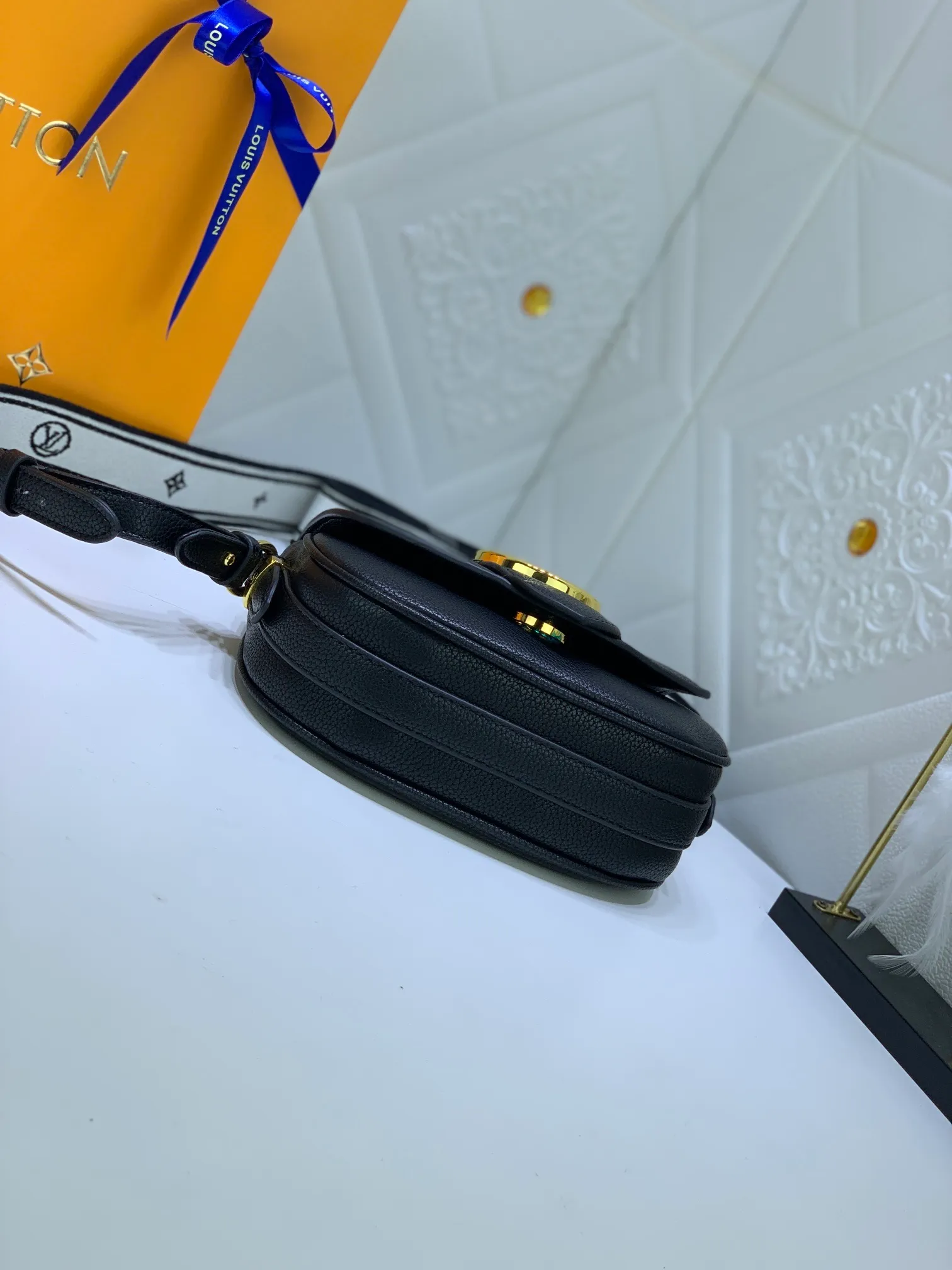 All Categories Official Website "Brand Women's Bags" Women's Bags 💙 LV Pont9 pebbled messenger bag. Handbags LV Pont 9 Soft handbag is made of grained calfskin and injects an elegant atmosphere with the LV Circle logo derived from the brand archives. Monogram flower cluster hidden under the flap, Monogram flower on the shoulder