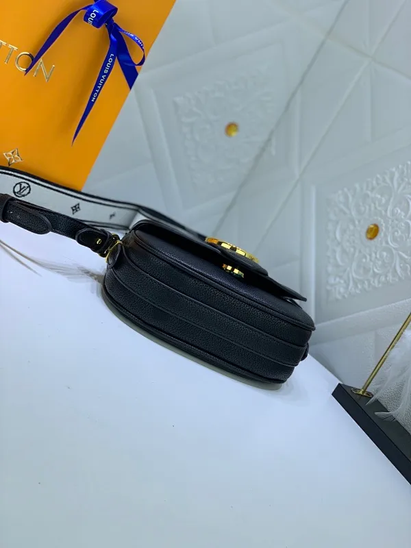 All Categories Official Website "Brand Women's Bags" Women's Bags 💙 LV Pont9 pebbled messenger bag. Handbags LV Pont 9 Soft handbag is made of grained calfskin and injects an elegant atmosphere with the LV Circle logo derived from the brand archives. Monogram flower cluster hidden under the flap, Monogram flower on the shoulder