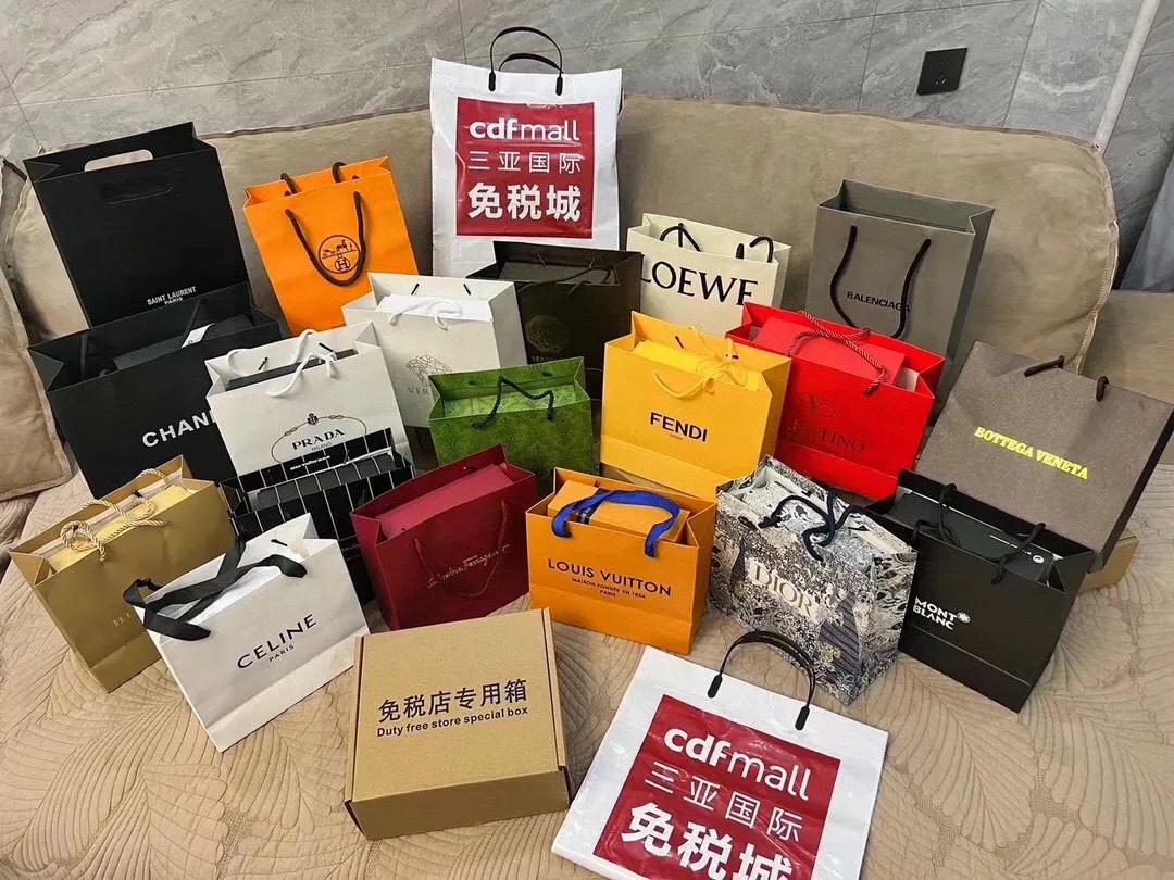 All Categories Official Website "Brand Women's Bags" Women's Bags 💙 LV Pont9 pebbled messenger bag. Handbags LV Pont 9 Soft handbag is made of grained calfskin and injects an elegant atmosphere with the LV Circle logo derived from the brand archives. Monogram flower cluster hidden under the flap, Monogram flower on the shoulder
