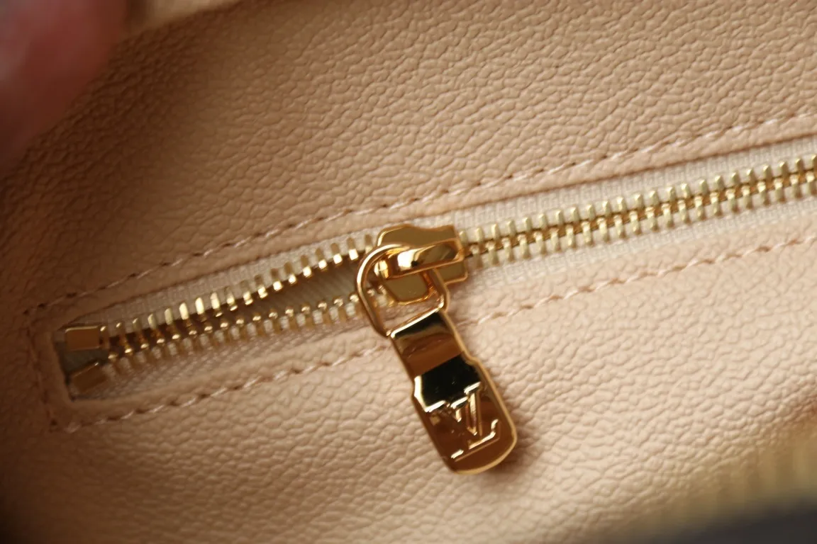 All Categories Official Website "Brand Women's Bags" Women's Bags 💙 LV 2024 New LV Cosmetic Bag