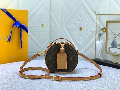All Categories Official Website "Brand Women's Bags" Women's Bags 💙 LV MMmini Boite Chapeau handbag is made of Monogram coated canvas and decorated with Malletage quilted lining, paying tribute to the brand's traditional details. The zip opens to reveal a sophisticated interior with a large accordion compartment. Detachable shoulder strap allows for a shoulder-wearing experience. size