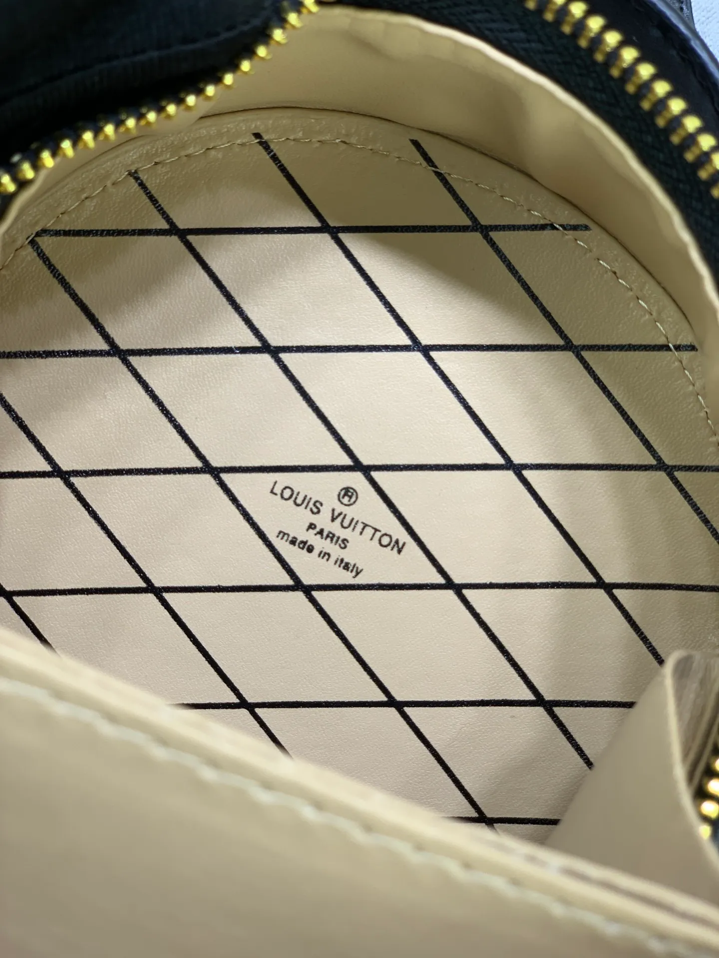 All Categories Official Website "Brand Women's Bags" Women's Bags 💙 LV MMmini Boite Chapeau handbag is made of Monogram coated canvas and decorated with Malletage quilted lining, paying tribute to the brand's traditional details. The zip opens to reveal a sophisticated interior with a large accordion compartment. Detachable shoulder strap allows for a shoulder-wearing experience. size